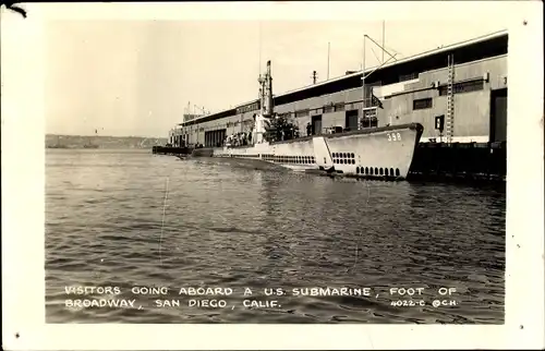 Ak Amerikanisches Kriegsschiff, Visitors going aboard a US Submarine, foot of Broadway, San Diego