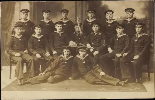 Foto Ak Deutsche Marinesoldaten in Uniformen, Torpedoboots-Division, I. WK