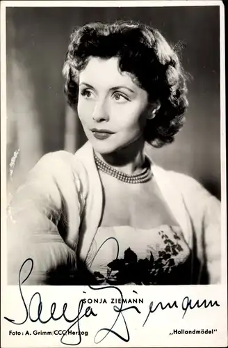Ak Schauspielerin Ziemann Sonja, mit Perlenkette, Autogramm