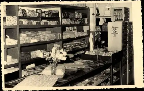 Foto Inneres eines Geschäfts, Handel, Laden, Tücher, Fahnen