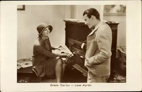 Ak Schauspieler Greta Garbo und Lew Ayres, Filmszene, Ross Verlag 5516/1