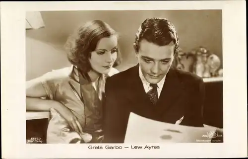 Ak Schauspieler Greta Garbo und Lew Ayres, Filmszene