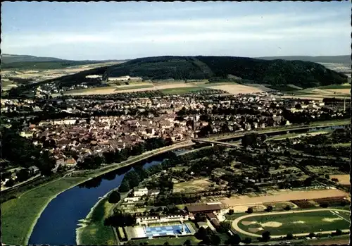 Ak Höxter an der Weser, Panorama. Luftbild, Sportplatz