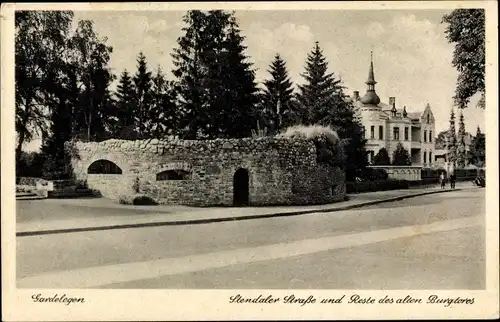 Ak Gardelegen in der Altmark, Stendaler Straße und Reste des alten Burgtores
