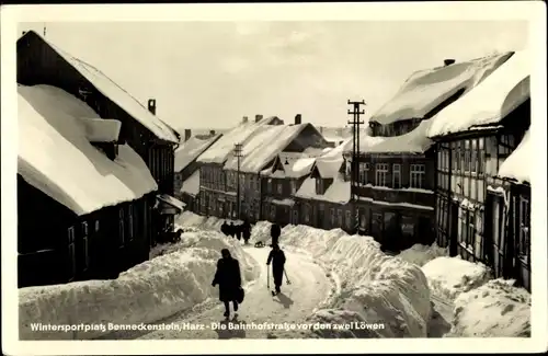 Ak Benneckenstein Oberharz, Die Bahnhofstraße vor den zwei Löwen, Winteransicht