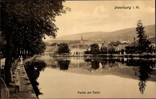 Ak Ilsenburg am Nordharz, Partie am Teich, Kirchturm