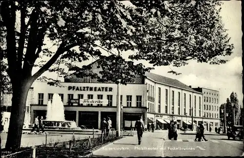 Ak Kaiserslautern in der Pfalz, Pfalztheater mit Fackelbrunnen, Passanten