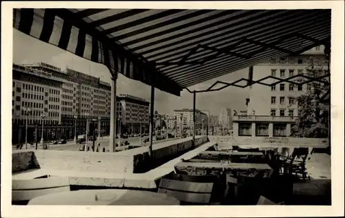 Ak Berlin Friedrichshain, Stalinallee, Blick von der HO Gaststätte Warschau