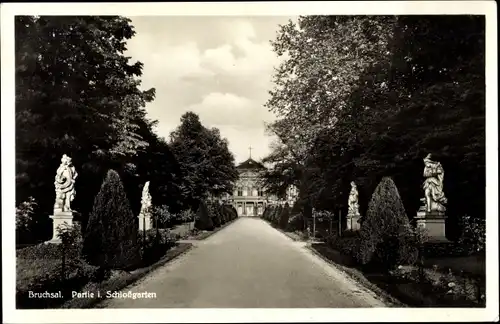 Ak Bruchsal im Kraichgau, Partie im Schlossgarten, Statuen