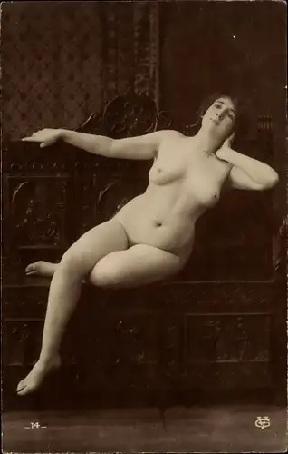 Foto Erotik, Frau auf geschnitzer Holzbank, Frauenakt, sitzend