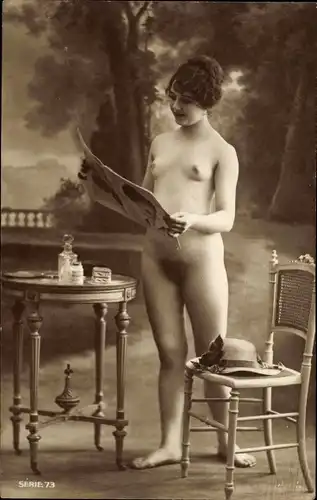 Foto Erotik, Frau mit Zeitschrift, Frauenakt, stehend