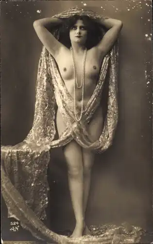 Foto Erotik, Frau mit umgelegten Tüchern, Perlenkette, Frauenakt, stehend