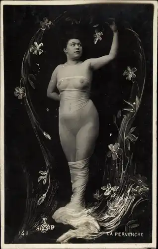 Ak La Pervenche, Frauenakt in Tücher gehüllt, stehend