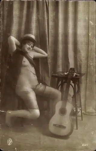 Foto Erotik, Frau in Tücher gehüllt, Hut, Frauenakt, sitzend, Gitarre