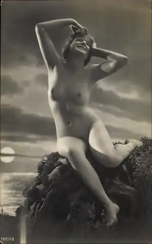 Ak Sitzender Frauenakt, nackte Frau auf einem Felsen, Busen