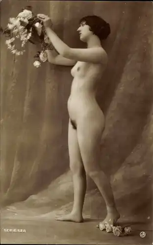 Foto Erotik, Frau mit Blumenstrauß, Frauenakt, stehend