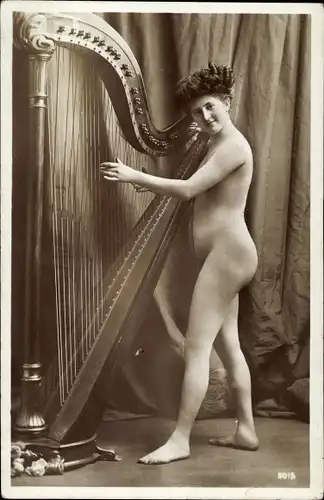 Foto Erotik, Frau mit Harfe, Frauenakt, stehend