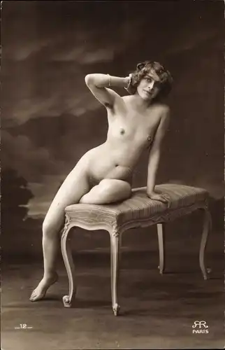 Foto Erotik, Frau mit Armbändern auf einer Bank, Frauenakt, sitzend
