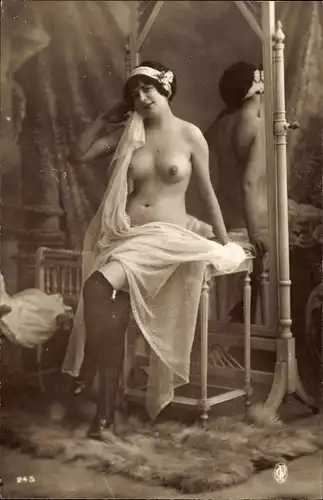Foto Erotik, Frau in Strümpfen vor einem Spiegel, Busen