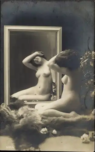 Ak Erotik, Frau auf einem Fell vor einem Spiegel sitzend, Frauenakt,
