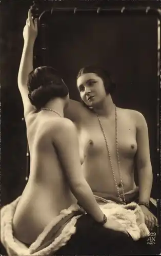 Foto Erotik, Frau vor einem Spiegel, Perlenkette, Frauenakt