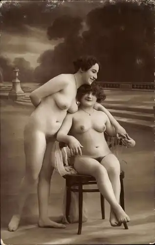 Foto Erotik, zwei Frauen, stehend, auf Stuhl sitzend, Frauenakt