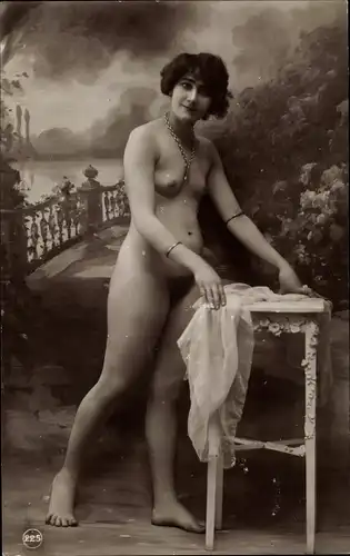 Foto Erotik, Frau mit Halskette und Armreifen, Frauenakt, stehend