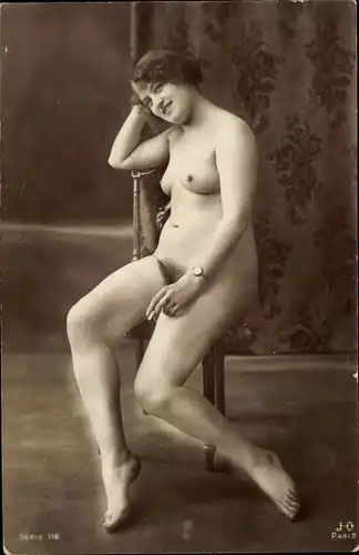 Foto Erotik, Frau auf einem Stuhl sitzend, Armbanduhr, Frauenakt