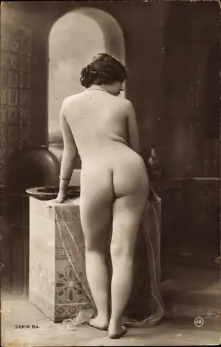 Foto Erotik, Frau an einem Waschtisch stehend, Frauenakt, Rückansicht