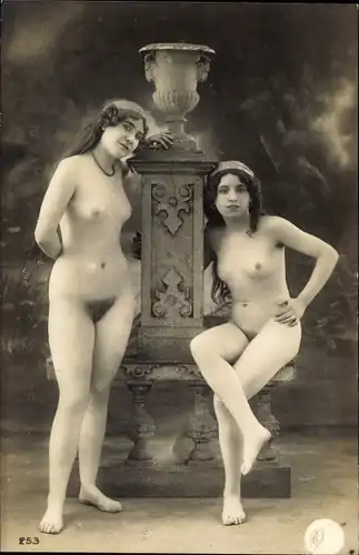 Foto Erotik, zwei Frauen, sitzend, stehend, Frauenakt