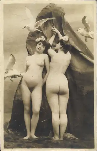 Foto Erotik, zwei Frauen mit Möwen, Frauenakt, stehend, Vorderansicht, Rückansicht