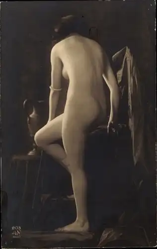 Foto Erotik, Frau auf einen Stuhl gestützt, Frauenakt, stehend, Rückansicht