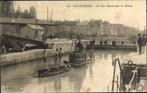 Ak Dunkerque Dünkirchen Nord, Sous-Marin dans les Ecluses, U-Boot