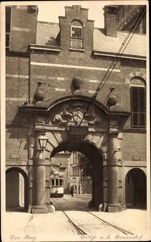 Ak Den Haag Südholland Niederlande, Poortje a. h. Binnenhof, Straßenbahn