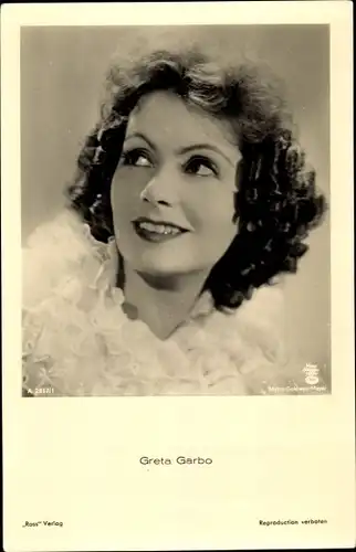 Ak Schauspielerin Greta Garbo, Portrait, Rüschenkragen