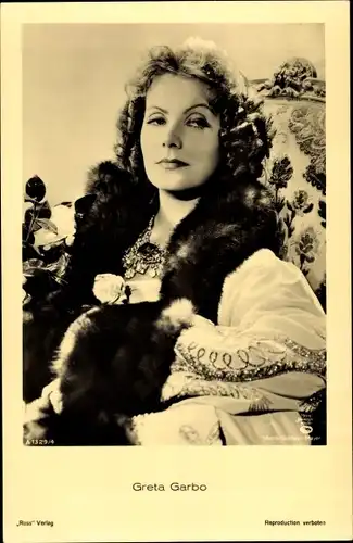 Ak Schauspielerin Greta Garbo, Portrait, Filmszene, Pelzkragen