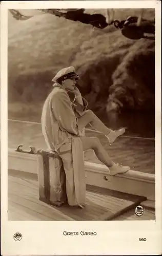 Ak Schauspielerin Greta Garbo, Portrait auf einem Boot, Kapitänsmütze