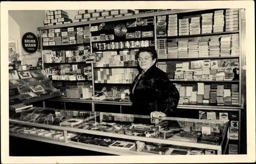 Foto Ak Inneres eines Geschäfts, Waren, Verkäuferin