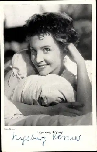 Ak Schauspielerin Ingeborg Körner, Portrait im Bett, Kissen, Autogramm