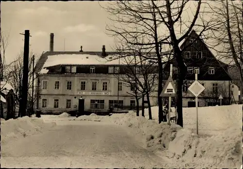Ak Rechenberg Bienenmühle Erzgebirge, HO Gaststätte Bienenmühle, Winteransicht