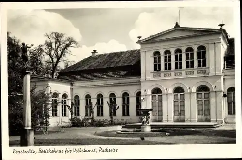 Ak Neustrelitz, Bezirkshaus für Volkskunst, Parkseite