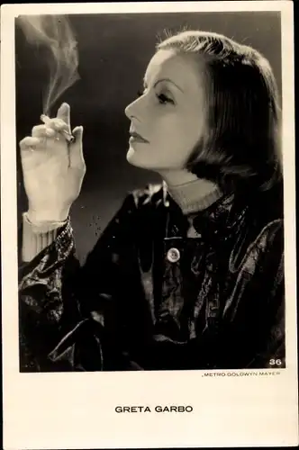 Ak Schauspielerin Greta Garbo, Portrait, MGM, Zigarette