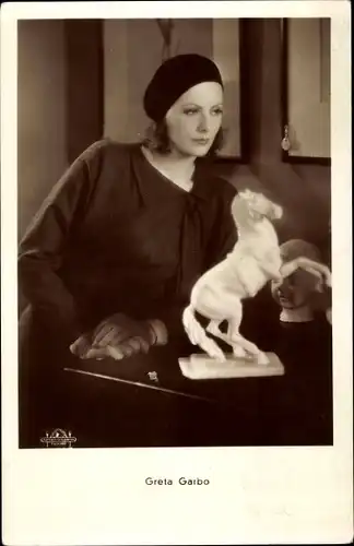 Ak Schauspielerin Greta Garbo, Portrait, Mütze, Handschuhe