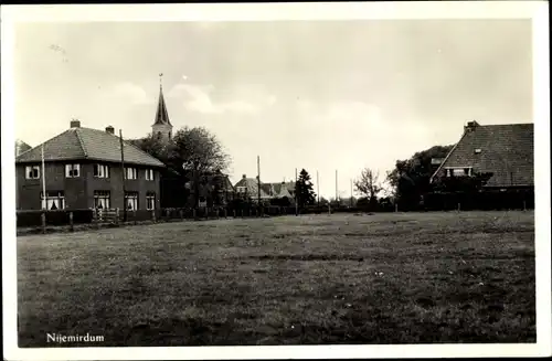 Ak Nijemirdum Friesland Niederlande, Gebäude, Wiese, Kirche