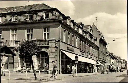 Ak Neustrelitz am Zierker See, Blick in die Wilhelm Pieck Straße, Geschäfte