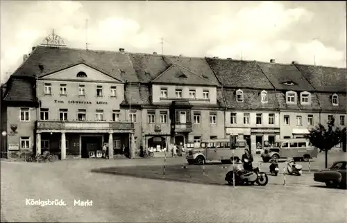 Ak Königsbrück in der Oberlausitz, Markt, Zum schwarzen Adler, Busse, Motorrad