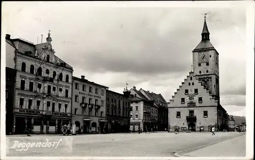 Ak Deggendorf im Bayerischen Wald Niederbayern, Platz, Uhrenturm