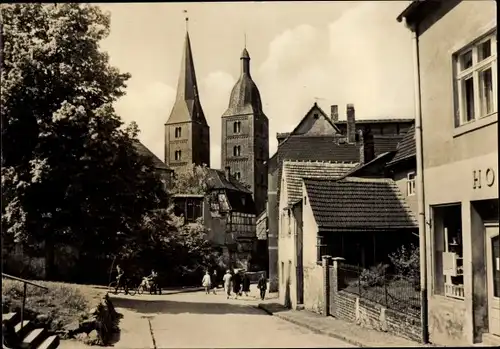 Ak Altenburg in Thüringen, Rote Spitzen, Straßenpartie, Passanten, Treppe