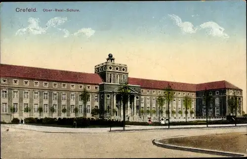 Ak Krefeld am Niederrhein, Blick auf die Oberrealschule, Straßenpartie