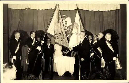 Foto Ak Flensburg in Schleswig Holstein, Mitglieder eines Vereins, Fahnen, Fest